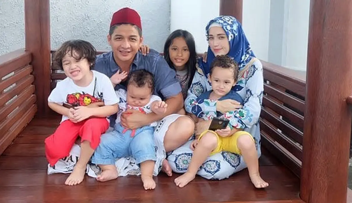 "Kami beri nama Princess Kayla Mutiara Pasha. Namanya udah disiapin dari ngayal-ngayal dulu waktu anak ketiga dulu kita kira cewek, ternyata cowok si Raja," ujar Pasha. (Instagram/adeliapashaofficial)