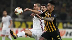 Pemain AC Milan, Leonardo Bonucci berebut bola dengan pemain AEK Athens, Sergio Araujo dalam laga lanjutan Grup D Liga Europa di Stadion Athens Olympic, Jumat (3/11). Tandang ke markas AEK, Milan hanya meraih hasil imbang 0-0. (AP/Petros Giannakouris)