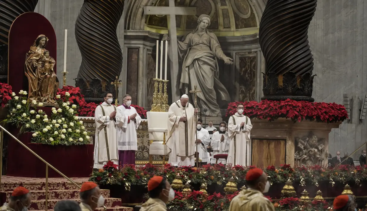 Paus Fransiskus merayakan Misa Malam Natal, di Basilika Santo Petrus, di Vatikan, Jumat (24/12/2021). Paus Fransiskus merayakan Misa Malam Natal di hadapan sekitar 1.500 orang di Basilika Santo Petrus. (AP Photo/Alessandra Tarantino)