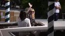 Aktris Kirsten Dunst berada di kapal saat tiba di Excelsior Hotel selama Festival Film Venice ke-74 di Venice Lido, Italia (4/9). Kirsten Dunst tampil cantik dengan Mengenakan gaun hitam bermotif bunga-bunga. (AFP Photo/Filippo Monteforte)
