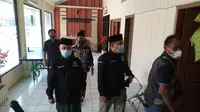 Pengurus PC Pagar Nusa Tuban, ketika mendatangi  Polres Tuban untuk mendorong kasus pengeroyokan diusut tuntas. (Liputan6.com/Ahmad Adirin)