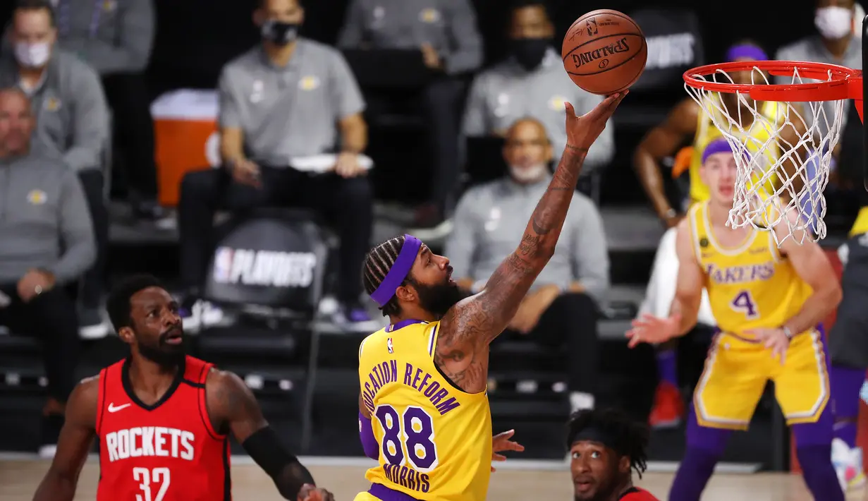 Pebasket LA Lakers, Markieff Morris, berusaha mencetak poin saat menghadapi Houston Rockets pada semifinal playoff NBA di ESPN Wide World Sports, Orlando, Jumat (11/9/2020). LA Lakers menang 110-100 atas Houston Rockets. (AFP/Michael Reaves/Getty Images)