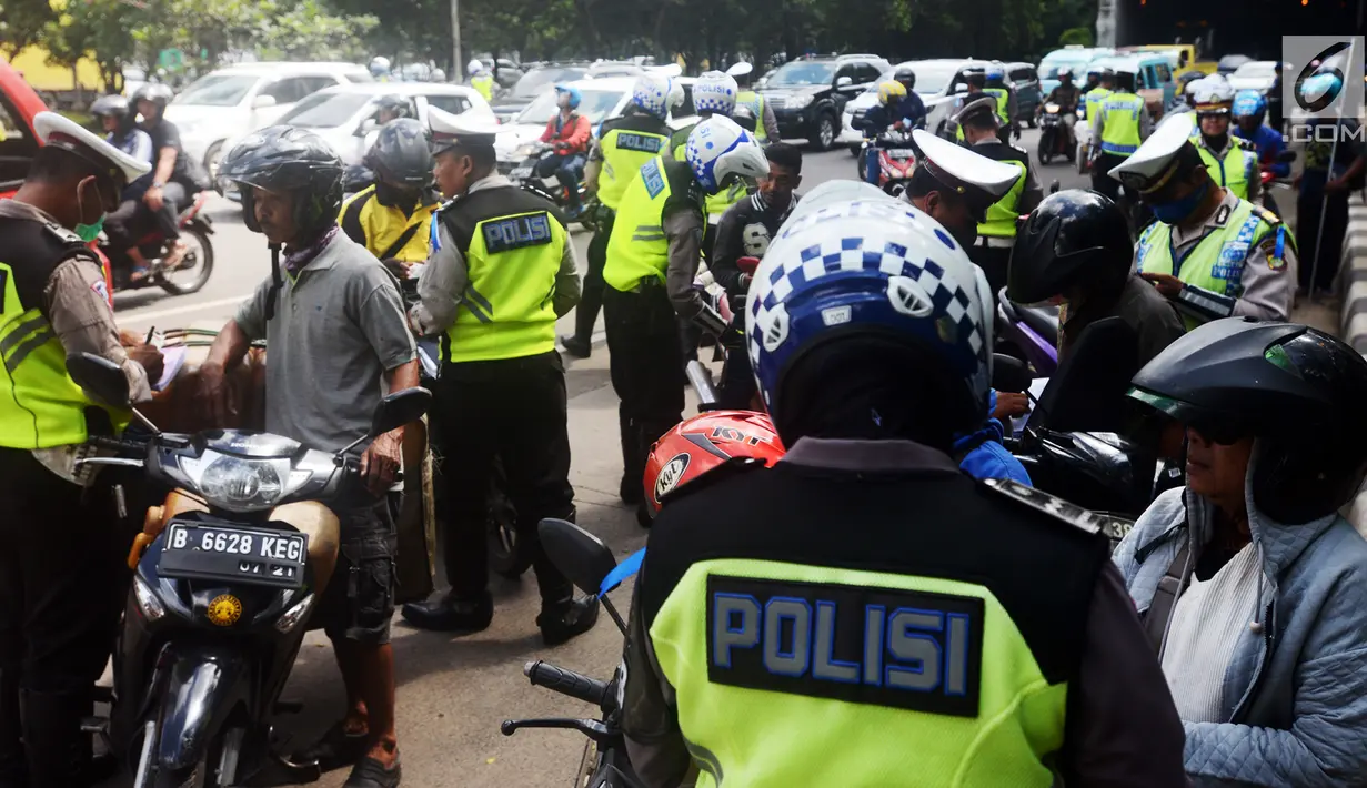Polisi lalu lintas menggelar razia atau Operasi Patuh Jaya 2018 di Jalan DI Panjaitan, Jakarta Timur, Jumat (27/4). Khusus untuk Operasi Patuh Jaya 2018, para polantas akan memburu mereka yang menggunakan ponsel sambil berkendara (Merdeka.com/Imam Buhori)
