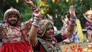 Dua penari berpartisipasi dalam latihan tari 'Garba' menjelang festival 'Navratri' di Ahmedabad (5/10). 'Navratri' atau festival tari dimulai 10 Oktober 2018 dan memuncak dengan perayaan 'Dussehra'. (AFP Photo/Sam Panthaky)