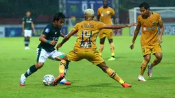 Pemain Persikabo 1973, Andre Oktaviansyah (kiri) berusaha melewati penjagaan dua pemain Bhayangkara FC, Ruben Sanadi (tengah) dan Evan Dimas dalam laga pekan ke-10 BRI Liga 1 2021/2022 di Stadion Moch. Soebroto, Magelang, Minggu (31/10/2021). (Bola.com/Nandang Permana)