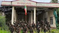 Prajurit Angkatan Darat Myanmar berpose di depan kantor pemadam kebakaran di Negara Bagian Kayah, Myanmar timur, yang menurut klaim junta militer berhasil direbut kembali dari pasukan perlawanan pada Selasa, 19 Agustus 2025. (Dok. Militer Myanmar via AP).
&nbsp;