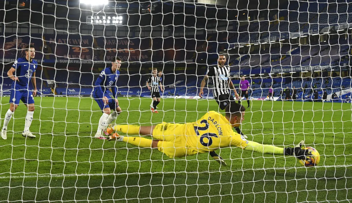 Penjaga gawang Newcastle United Karl Darlow gagal menghalau tendangan pemain Chelsea Timo Werner (tidak terlihat) pada pertandingan Liga Inggris di Stamford Bridge Stadium, London, Inggris, Senin (15/2/2021). Chelsea menang 2-0. (Mike Hewitt /Pool via AP)