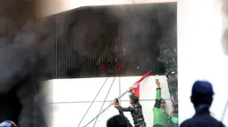 Kericuhan disebabkan tembakan gas air mata, imbasnya salah satu gedung yang ada di jalan Kwitang depan Markas Komando Brimob Polda Metro Jaya terbakar. (Liputan6.com/Helmi Fithriansyah)