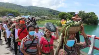 Peserta karnaval budaya dan hasil bumi membawa aneka hasil pertanian dan perkebunan mereka dalam perjalanan menuju lokasi Festival Mosintuwu di Kecamatan Pamona Puselemba, Poso, Rabu (9/11/2022). (Foto: Heri Susanto/ Liputan6.com).