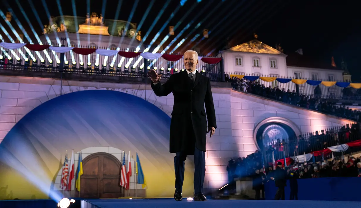 Presiden Amerika Serikat Joe Biden tiba untuk menyampaikan pidato yang menandai peringatan satu tahun invasi Rusia ke Ukraina di Royal Castle Gardens, Warsawa, Polandia, 21 Februari 2023. Biden menyampaikan pidatonya setelah sehari sebelumnya membuat lawatan dadakan ke Ukraina. (AP Photo/ Evan Vucci)