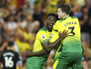 Pemain Norwich City, Alexander Tettey dan Sam Byram merayakan kemenangan atas Manchester City pada laga Premier League di Stadion Carrow Road, Sabtu (14/9). Norwich City menang 3-2 atas Manchester City. (AP/Joe Giddens)