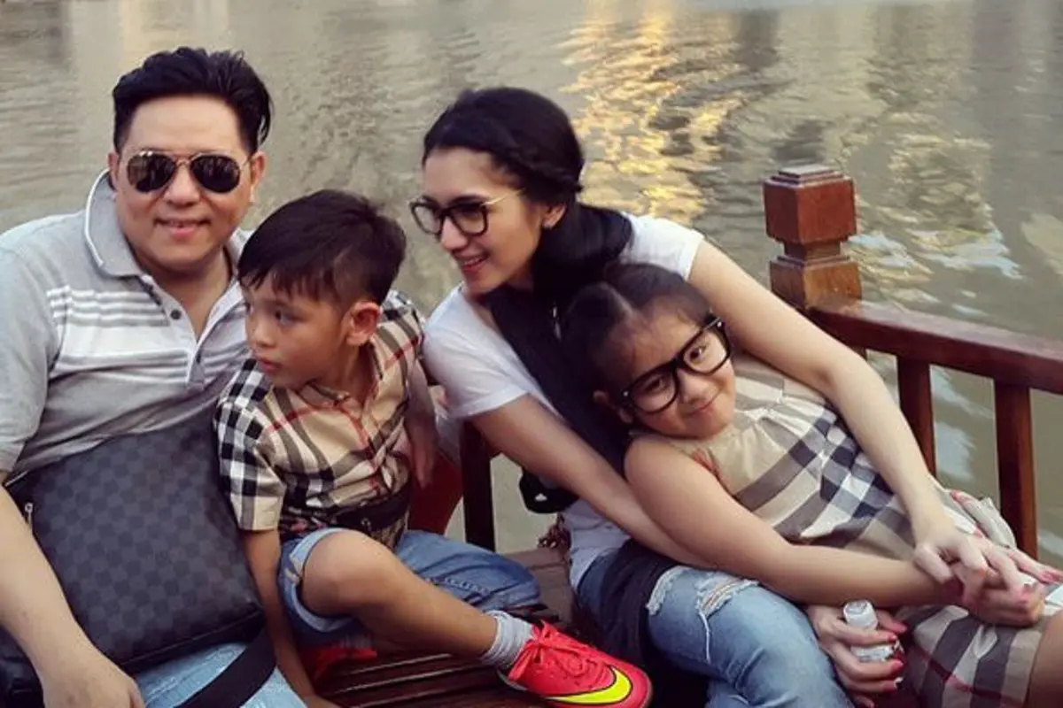 [Bintang] Steven Rumangkang dan Angel Karamoy serta anak-anak