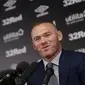 Mantan kapten Inggris, Wayne Rooney memberikan keterangan selama konferensi pers di Stadion Pride Park, pinggiran kota Derby, Selasa (6/8/2019). Mantan striker Manchester United itu resmi bergabung dengan klub kasta kedua Liga Inggris, Derby County sebagai pemain-pelatih. (Darren STAPLES / AFP)