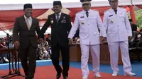Gubernur Sulawesi Selatan Syahrul Yasin Limpo (kedua kiri), mantan Walikota Makassar Ilham Arief Sirajuddin (kiri). Walikota dan Wakil Walikota Makassar terpilih Ramdhan Pomanto (kedua kanan), Syamsu Rizal (kanan) (ANTARA/Dewi Fajriani)