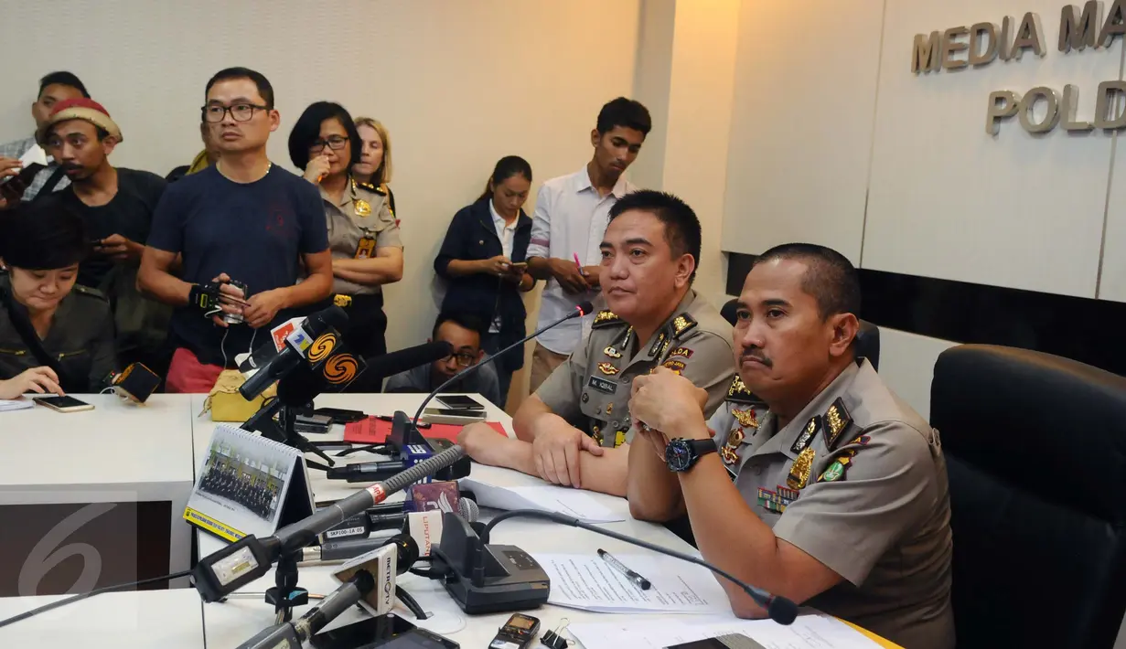 Kabid Humas Polda Metro Jaya, Kombes Pol Muhammad Iqbal bersama Kabid Dokkes PMJ Kombes Musyafak menyimak pertanyaan saat memberikan keterangan kondisi terakhir korban teror (14/1/) lalu, Jakarta, Sabtu (14/1/2016). (Liputan6.com/Helmi Fithriansyah)