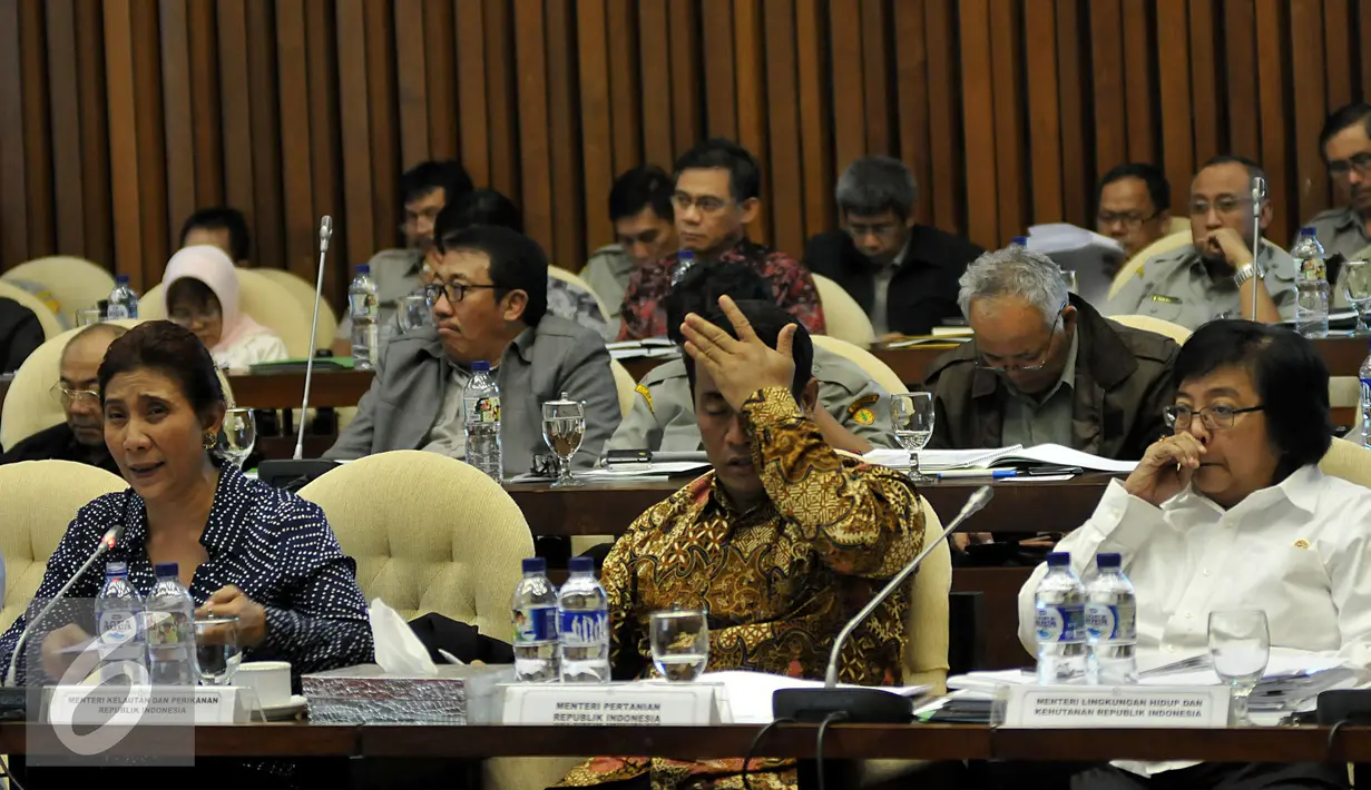 (ki-ka) Menteri Kelautan dan Perikanan Susi Pudjiastuti, Menteri Pertanian Amran Sulaiman, Menteri Lingkungan Hidup dan Kehutanan Siti Nurbaya saat mengikuti rapat kerja dengan Komisi IV DPR, Jakarta, Kamis (19/11). (Liputan6.com/Johan Tallo)