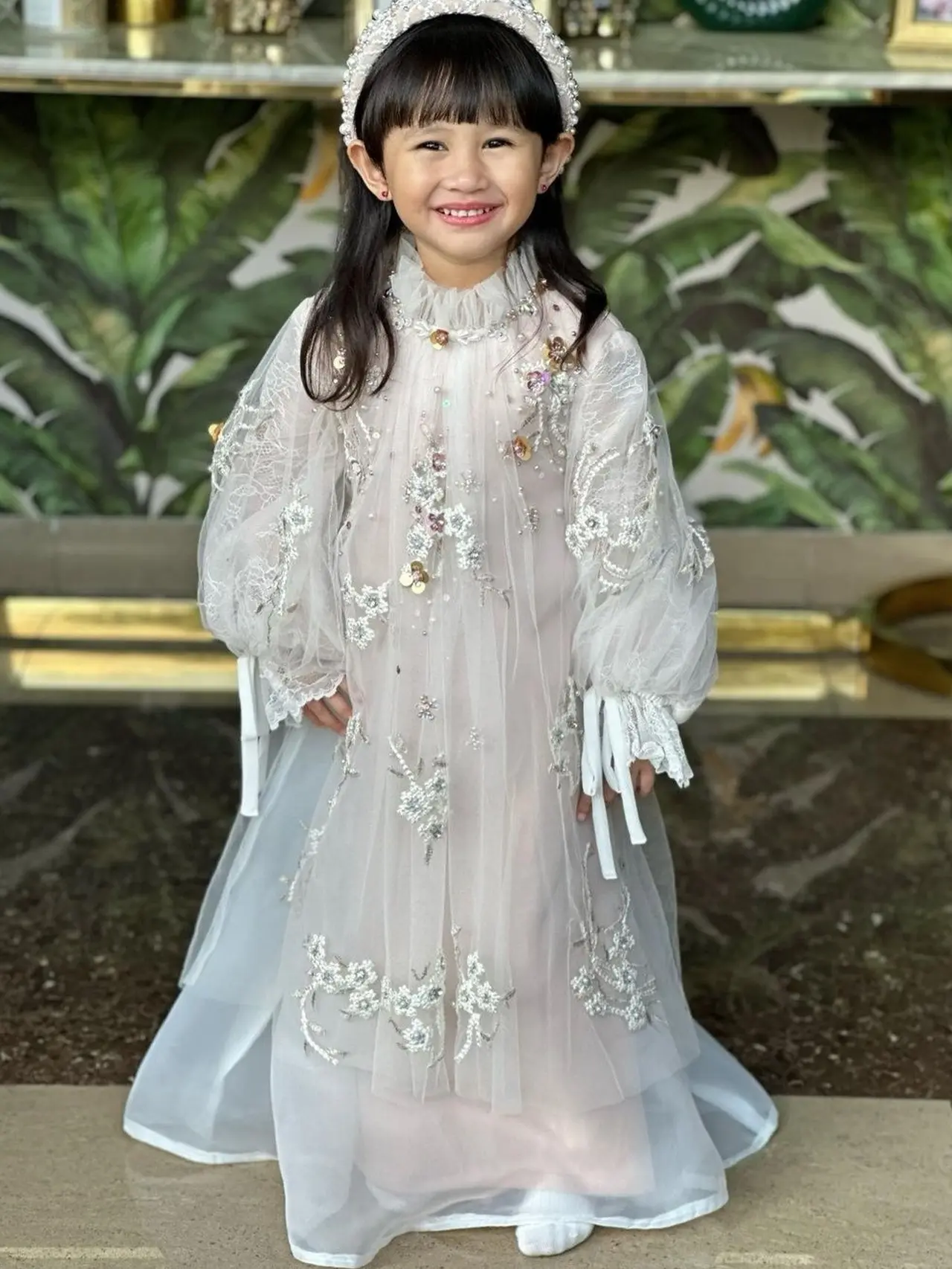 10 Potret Khalisa Anak Kartika Putri saat Lebaran, Cantik Bak Princess