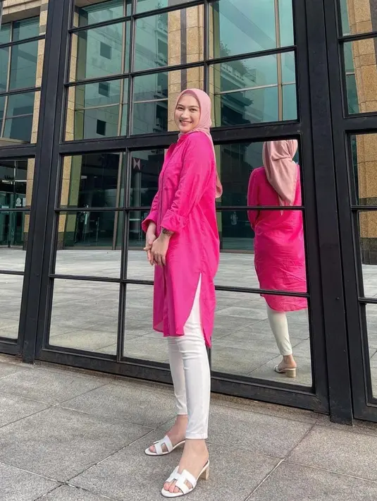 Buatmu yang suka dengan warna pink, kamu bisa memadukan magenta dan baby pink agar penampilanmu terkesan manis dan bikin gemas. [Instagram/melodylaksani92]