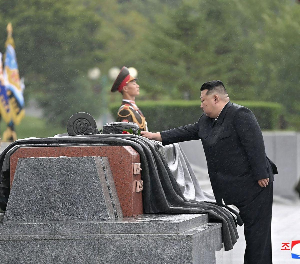 Pemimpin Korea Utara, Kim Jong-un, melakukan kunjungan emosional ke Mausoleum Martir Revolusioner di Pyongyang pada hari ini untuk memperingati 71 tahun berakhirnya Perang Korea. Foto: STR / KCNA VIA KNS / AFP<br>