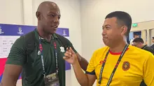 Jurnalis Bola.com, Hery Kurniawan melakukan wawancara dengan asisten pelatih Timnas Pakistan, Titus Bramble di Mixedzone Stadion Utama Gelora Bung Karno, Jakarta, Jumat (2/10/2026). (Bola.com/Hery Kurniawan)