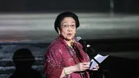 Presiden kelima Republik Indonesia sekaligus Ketua Umum PDI Perjuangan Megawati Soekarnoputri berpidato dalam acara pertunjukan teater musik Imam Al-Bukhari dan Soekarno di Gedung Kesenian Jakarta. (Dok. Tim Media PDIP)