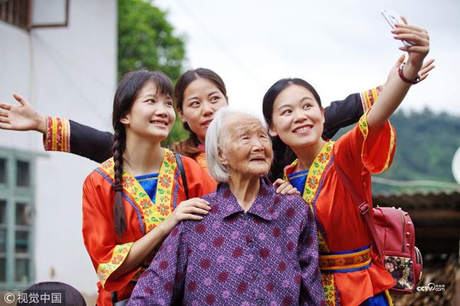 Nenek Xie sangat dibanggakan oleh penduduk desa di mana ia tinggal/copyright english.cctv.com
