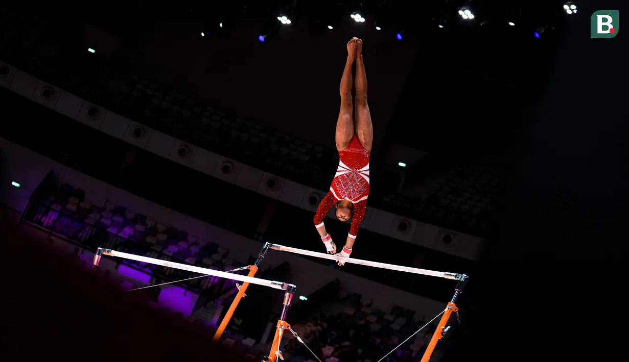 <p>Pesenam putri Indonesia, Salsabilla Hadi Pamungkas beraksi pada nomor palang bertingkat dalam Kejuaraan Dunia Gimnastik 2025 di Indonesia Arena, Senayan, Jakarta, Selasa (21/10/2025). (Bola.com/Bagaskara Lazuardi)</p>