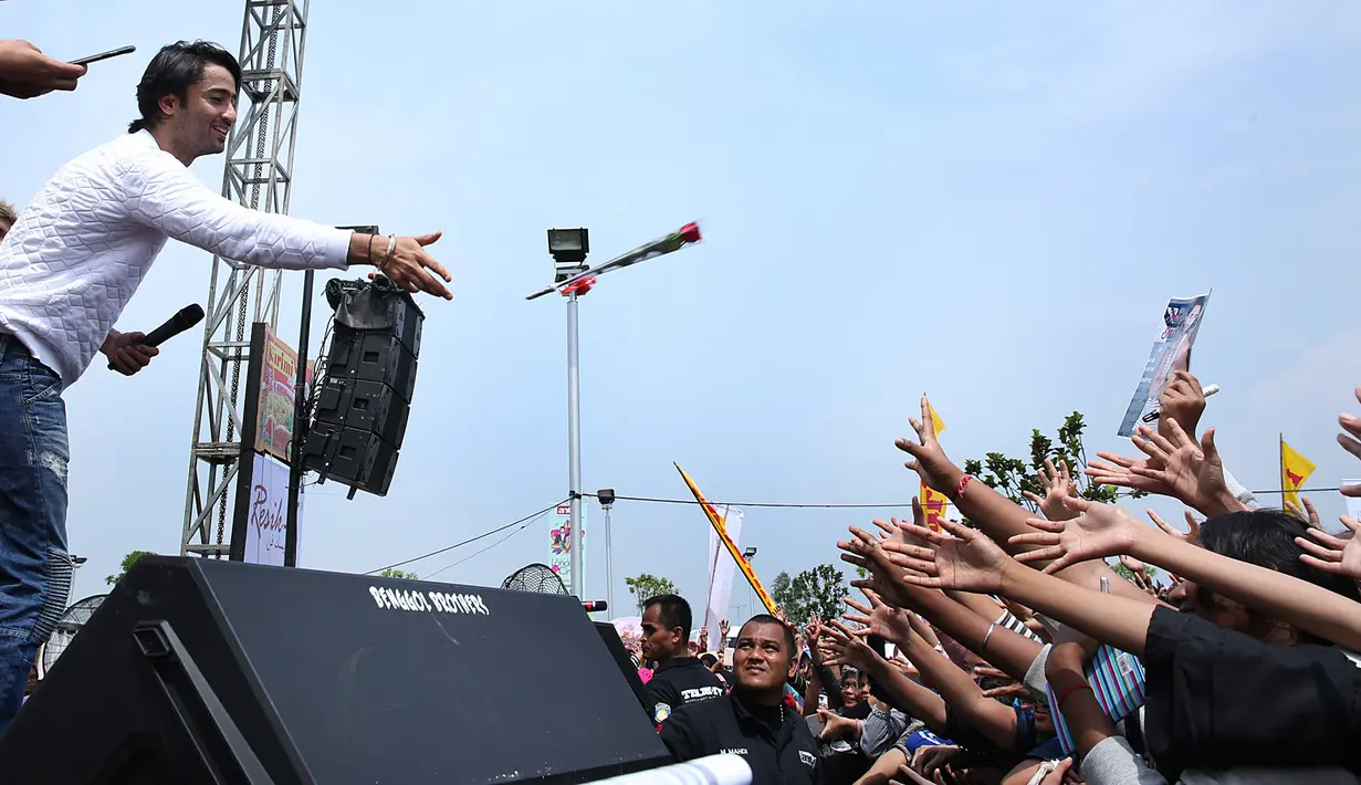 Selain Shabbir Ahluwalia dan Sriti Jha, Shaheer Sheikh selaku pembawa acara pada hari itu juga memberikan yang spesial untuk penggemarnya. Tampil dengan kemeja putihnya, Shaheer melemparkan setangkai mawar merah untuk penggemar.(Bambang E.Ros/Bintang.com)