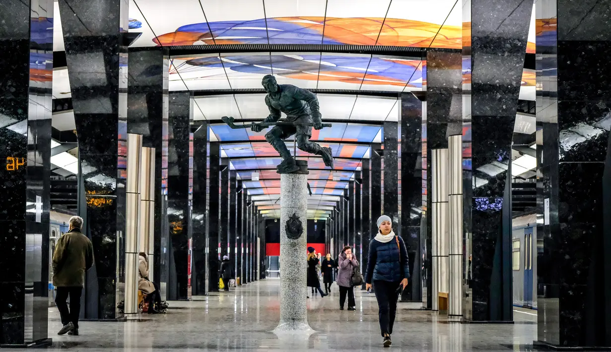 Pemandangan stasiun metro CSKA / TSSKA di Moskow, Rusia, pada 10 November 2018. Selain jadi alat transportasi, Metro Moskow juga warisan budaya yang menyimpan banyak sejarah dan nilai artistik di dalamnya. (Photo by Yuri KADOBNOV / AFP)