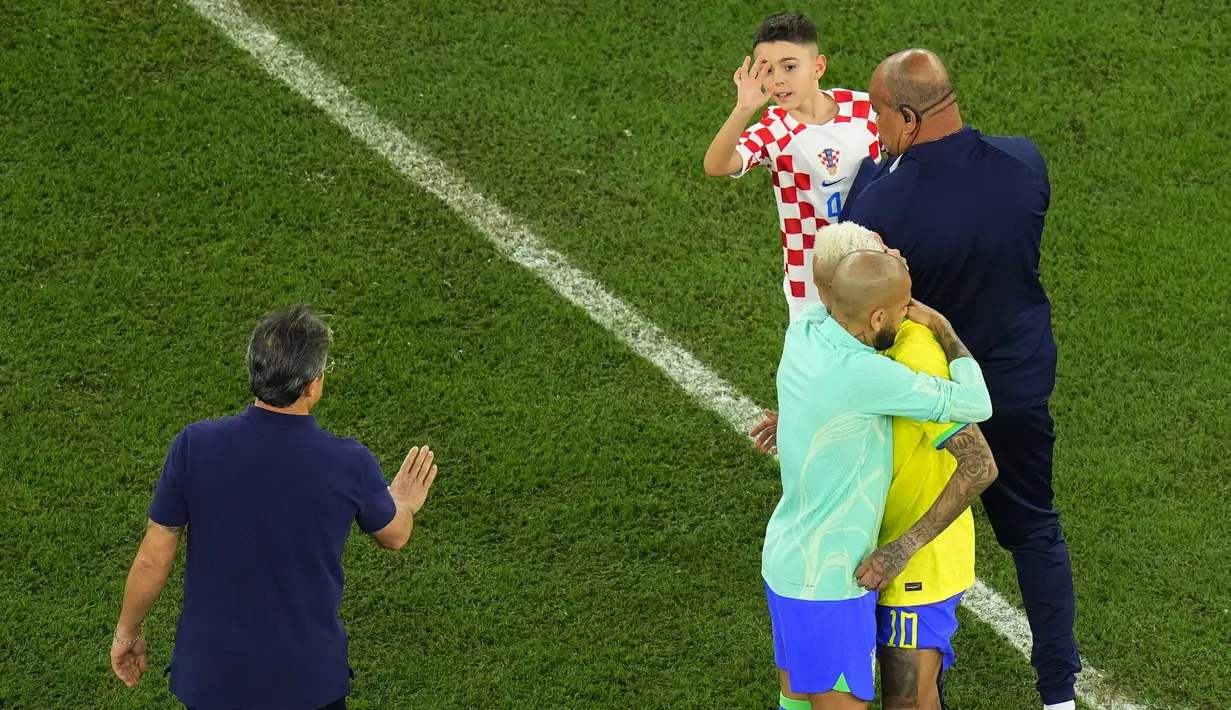 Putra gelandang Kroasia #04 Ivan Perisic melambai ke arah penyerang Brasil Neymar yang dihibur setelah kalah pada perempat final Piala Dunia 2022 di Stadion Education City, Sabtu (10/12/2022) dini hari WIB. Aksi putra Ivan Perisic itu sempat dicegah ofisial Brasil dan diminta menjauh dari Neymar. Meski demikian sang bocah tetap diam dan memaksa bertemu Neymar. (AP Photo/Petr David Josek)