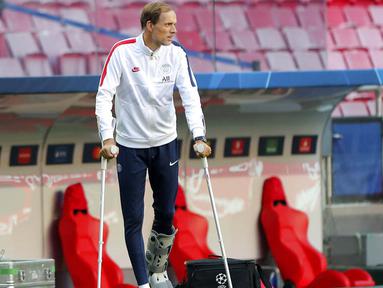 Pelatih Paris Saint-Germain (PSG), Thomas Tuchel, mengamati anak asuhnya saat latihan jelang laga final Liga Champions di Stadion The Luz, Portugal, Sabtu (22/8/2020). PSG akan berhadapan dengan Bayern Munchen. (Miguel A. Lopes/Pool via AP)