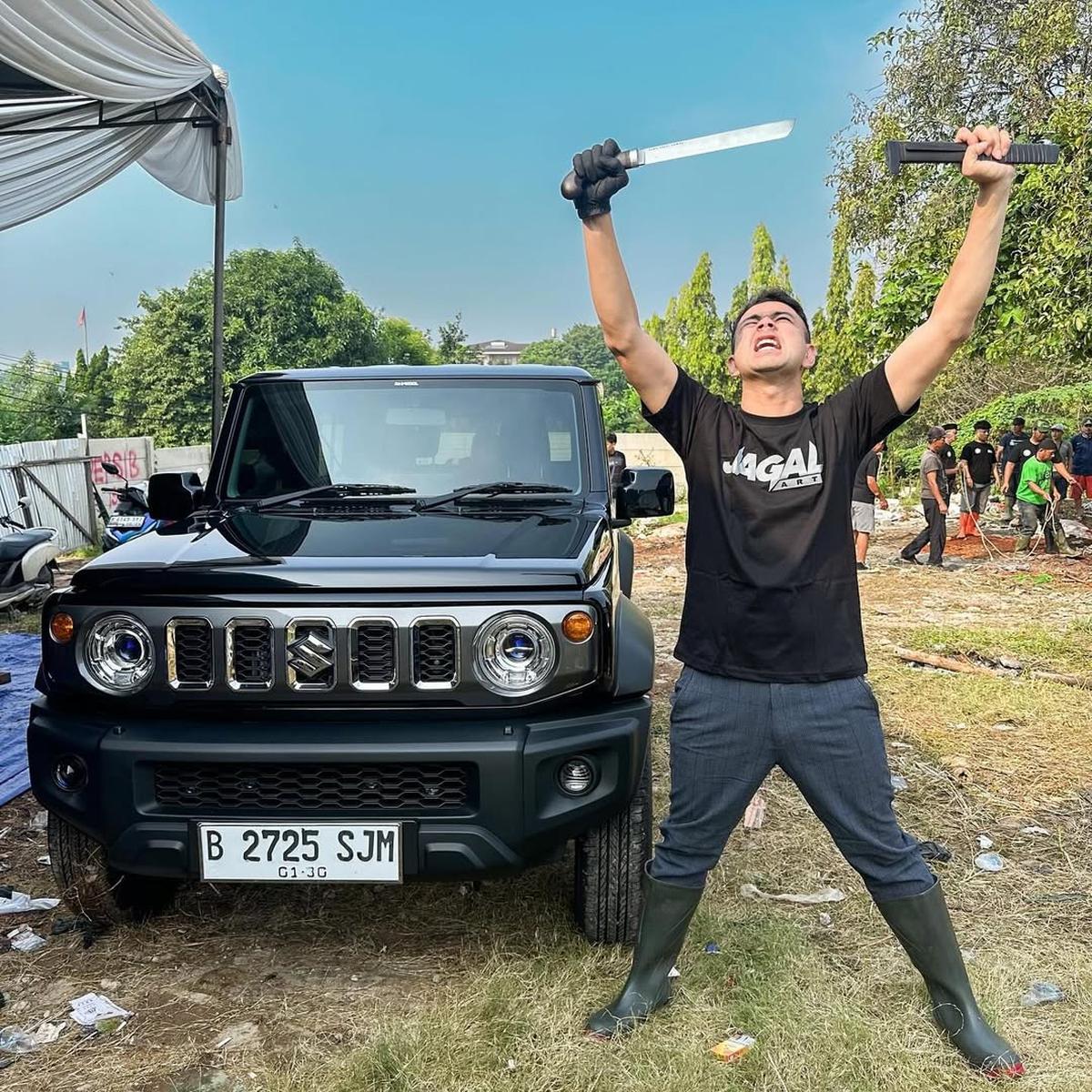 Potret Raffi Ahmad Potong Sapi Kurban Pakai Golok Khusus Bertuliskan Nama Sendiri