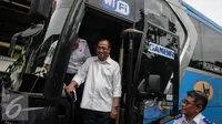 Menhub Budi Karya saat meninjau di Stasiun Gambir, Jakarta, Minggu (16/10). Budi meninjau fasilitas Integrasi Moda Transportasi yang ramah disabilitas (Liputan6.com/Faizal Fanani)