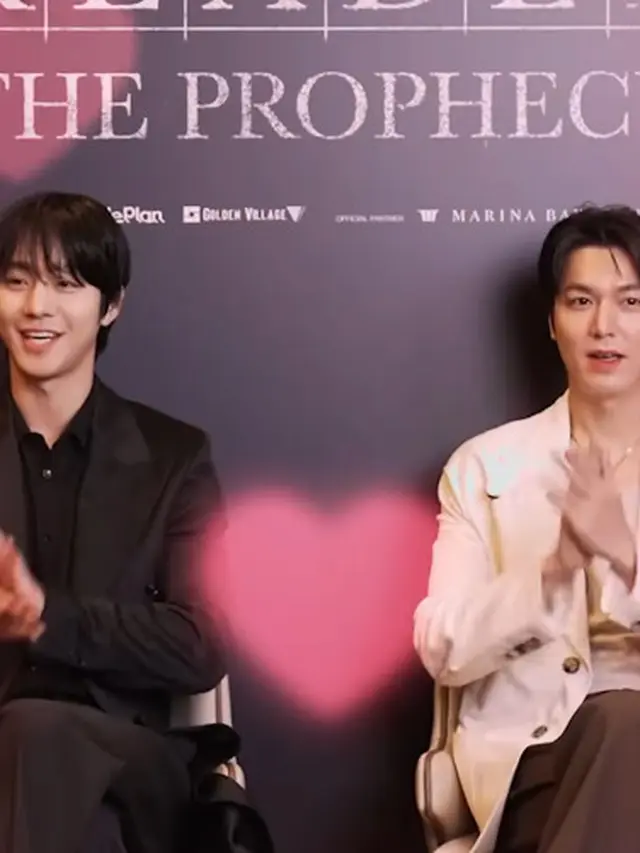 Ayu Ting Ting mencuri perhatian saat interview duo aktor Tampil Total dengan Riasan dan Styling Rambut Sendiri, Gaya Ayu Ting Ting Tetap Menawan Meski Grogi Interview Lee Min Ho dan Ahn Hyo SeopKorea Selatan. [@ayutingting92].