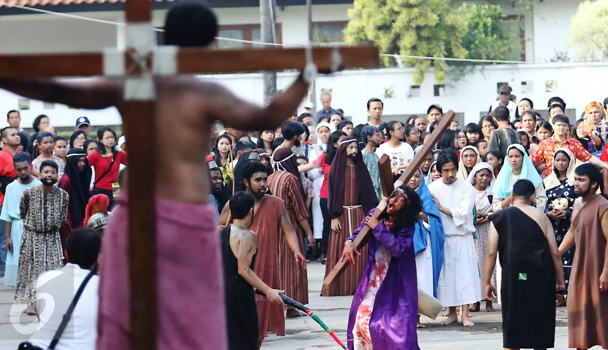 Umat Katolik memperagakan drama teatrikal Jalan Salib (Tablo) saat perayaan Paskah di Gereja St Matius Penginjil Bintaro, Jumat (14/4). Prosesi jalan salib yang mengisahkan kesengsaraan Yesus saat penyaliban dirinya. (Liputan6.com/Angga Yuniar)