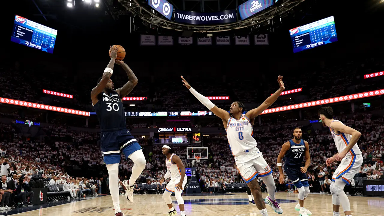 Aksi pemain Timberwolves Julius Randle saat melawan Thunder di game tiga final Wilayah Barat NBA 2025