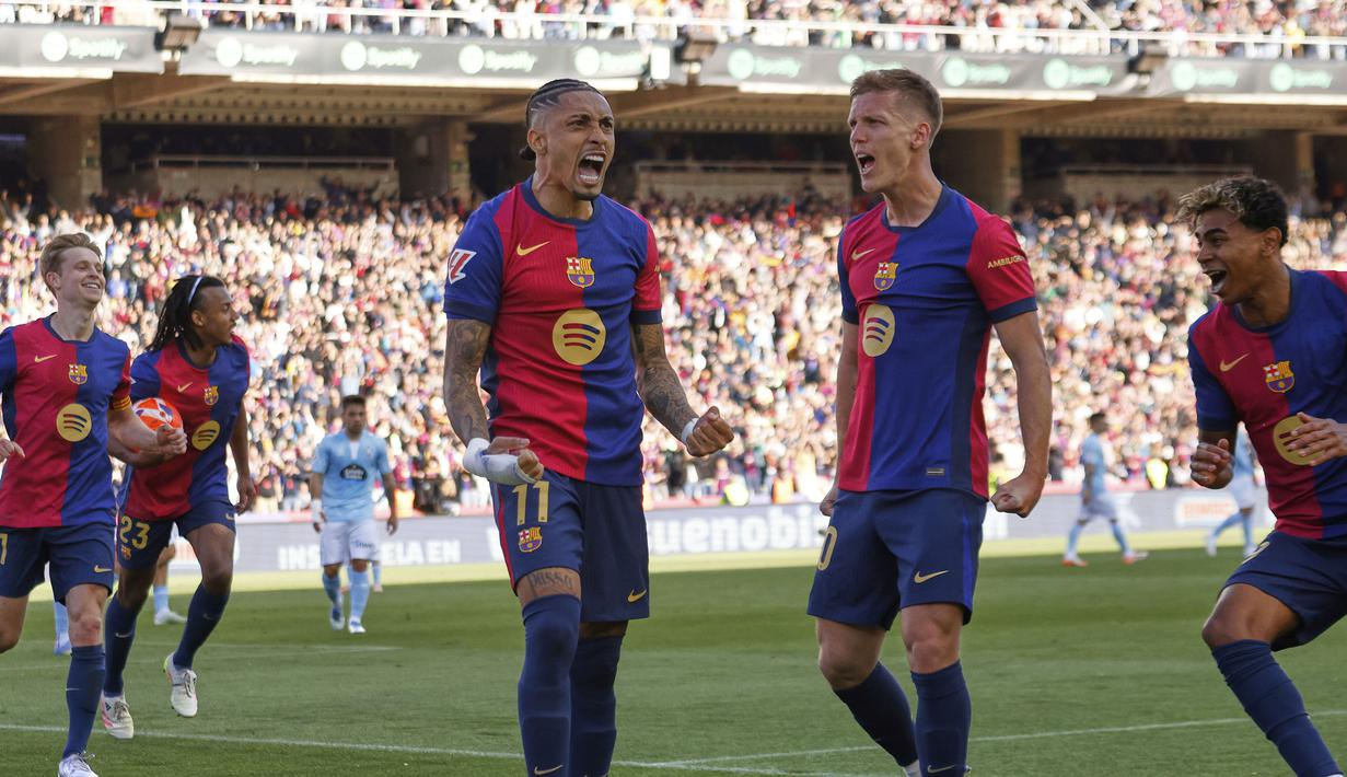 Pemain Barcelona, Raphinha merayakan golnya ke gawang Celta Vigo dalam laga lanjutan Liga Spanyol 2024/2025 di Estadi Olimpic Lluis Companys, Barcelona, Spanyol, Sabtu (19/04/2025). (AP Photo/Joan Monfort)
