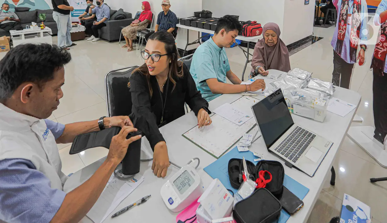 TKN menghadirkan dokter-dokter muda hingga perawat untuk melayani warga. (Liputan6.com/Faizal Fanani)