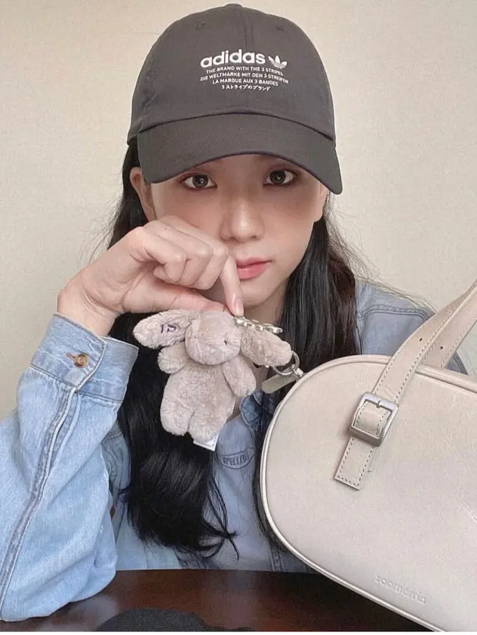 Jisoo BLACKPINK Tampil Menggemaskan dengan Koleksi Bag Charm Jellycat Kelinci. [@sooyaaa__]