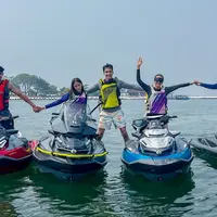 Setibanya di Pulau Bidadari, Darius dan keluarganya langsung disambut oleh pemandangan pantai yang indah dengan pasir putih yang bersih dan air laut yang jernih. Salah satu aktivitas yang paling dinantikan oleh keluarga Darius adalah bermain jet ski. Dengan semangat dan antusiasme yang tinggi, Darius beserta anak-anaknya tak sabar untuk segera mencoba wahana air yang menantang adrenalin ini. Dengan perlengkapan keselamatan yang lengkap, mereka meluncur di atas ombak dengan kecepatan tinggi, menikmati setiap hembusan angin laut dan percikan air yang menyegarkan. (Liputan6.com/IG/@darius_sinathrya)