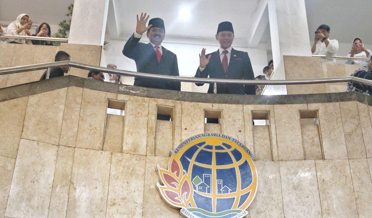 "Saya tadi sampaikan tiga hal ke Pak Menteri BPN. Yang pertama, yang berkaitan dengan sertifikat elektronik harus didorong agar lebih masif,"<br>