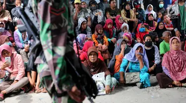 Warga korban gempa dan tsunami Palu menunggu panggilan petugas di kantor Dinas Sosial, Palu, Sulawesi Tengah, Minggu (7/10). Dinsos Palu salurkan bantuan berupa beras dan mie instant kepada masyarakat yang terdampak gempa. (Liputan6.com/Fery Pradolo)