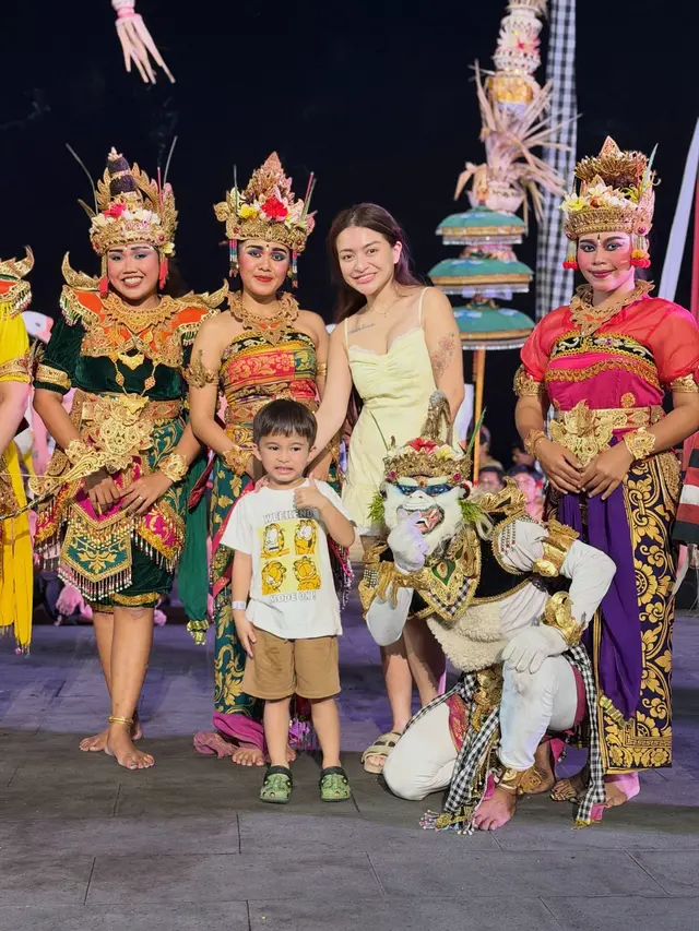 Nathalie Holscher liburan ke Bali