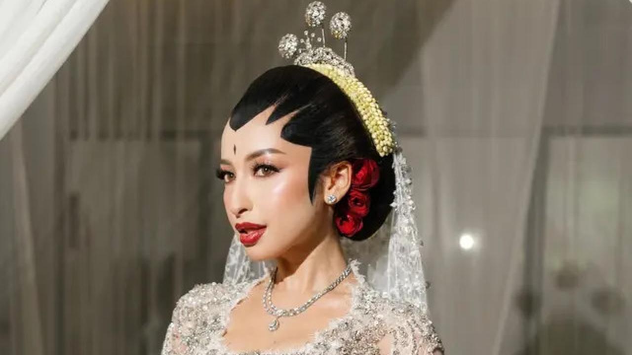 6 Potret Detail Kebaya Akad Nikah Jennifer Coppen, Perpaduan Adat Jawa dan Sentuhan Modern