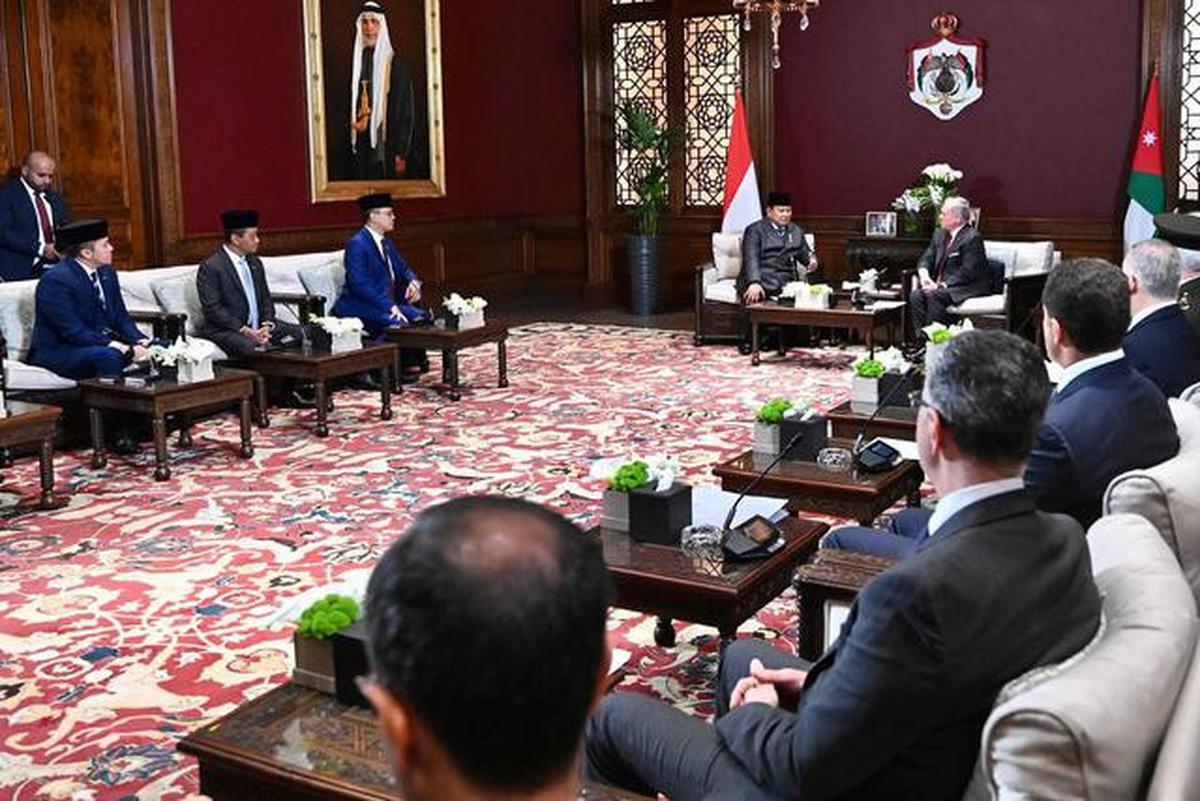Seskab Teddy Beberkan Isi Pertemuan Prabowo dan Raja Abdullah II di Istana Basman Yordania