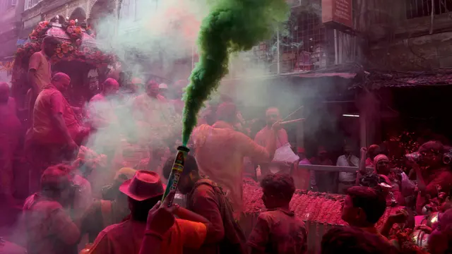 Sambut Musim Semi, Warga India Perang Tepung Warna-warni