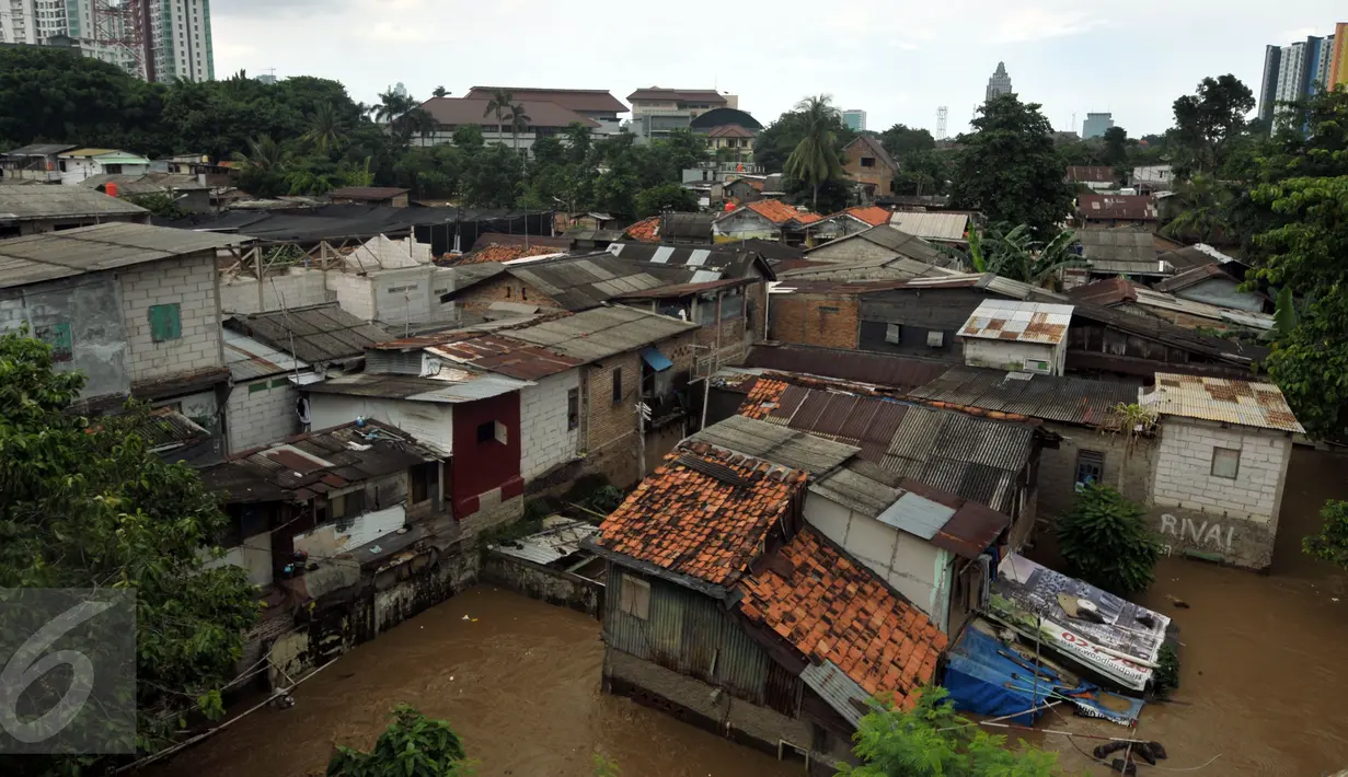 Kondisi pemukiman warga yang terkena banir di kawasan Rawajati, Jakarta, Selasa (8/3/2016). Akibat banjir kiriman dari Bogor, ratusan rumah di kawasan Rawajati Kalibata terendam hingga kedalaman 120cm. (Liputan6.com/Helmi Fithriansyah)