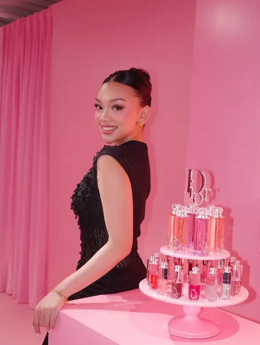 Rambut panjang Naura Ayu ditata sleek updo yang modern untuk kesan rapi dan anggun [@naura.ayu]