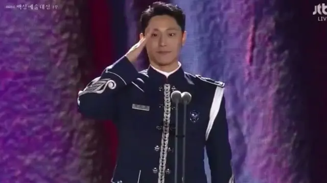 Lee Do Hyun ketika menerima gelar Aktor Terbaik pada Baeksang Arts Awards 2024. (Tangkapan Layar Live Streaming Baeksang Arts Awards 2024)