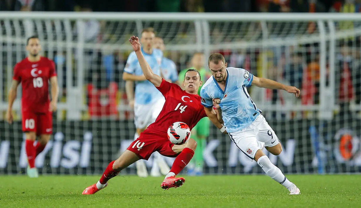 Pemain Turki Taylan Antalyali (kiri) berebut bola dengan pemain Norwegia Veton Berisha pada pertandingan kualifikasi Grup G Piala Dunia 2022 di Stadion Sukru Saracoglu, Istanbul, Turki, 8 Oktober 2021. Pertandingan berakhir dengan skor 1-1. (AP Photo)